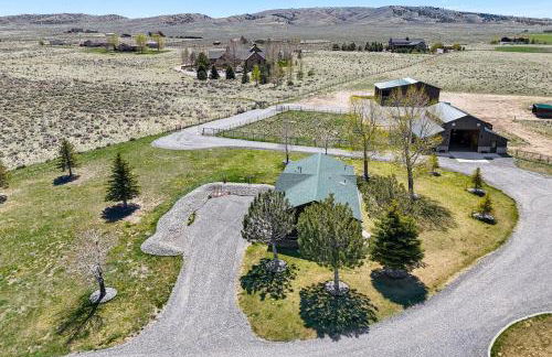 Serene Yellowstone Country Retreat with Deck and Views - Foto 25