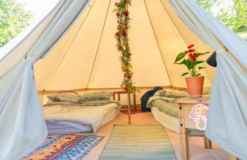 Wood Cabin & 4 Large Bell Tents - Hapus Hideaway - Foto 32