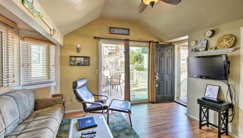 Tropical Island Escape with Deck, Walk to Avalon Bay - Foto 5