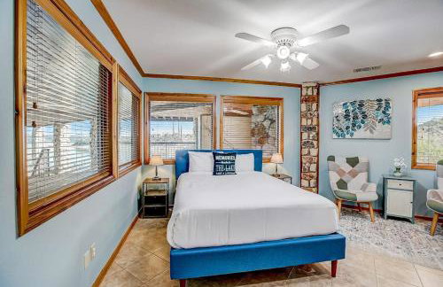 Stunning Lakefront Home with 2 Patios, Chef's Kitchen, & Lake Access - Foto 13