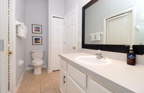 Serene 4-Bedroom Lakeview Retreat with South-Facing Pool & Sun-Drenched Outdoor Living - Foto 79