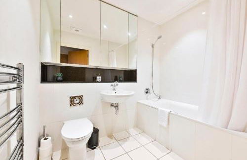 Bright Riverside 2 Bed Haven with Balcony - Modern Comfort in Battersea - Foto 7