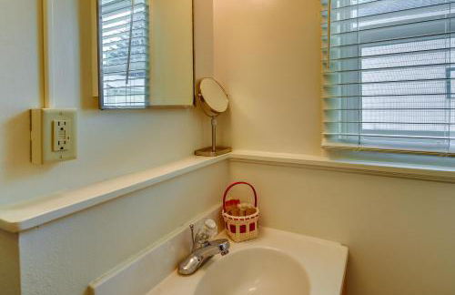 Quaint Cody Cottage with Grill Walk to Downtown! - Foto 17