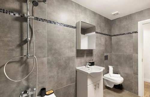 1Bed Gem Central Bletchley Perfect for Contractors - Foto 6