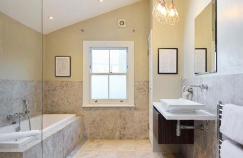 Behind the Blue Wall - Foto 37