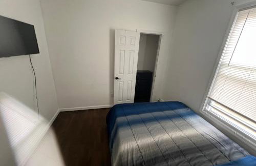 Newly renovated furnished home - Photo 10