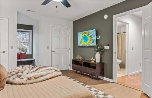 Newly Renovated Luxe Home near Asheville | Pool, Hot Tub, Theater & Games! - Foto 37