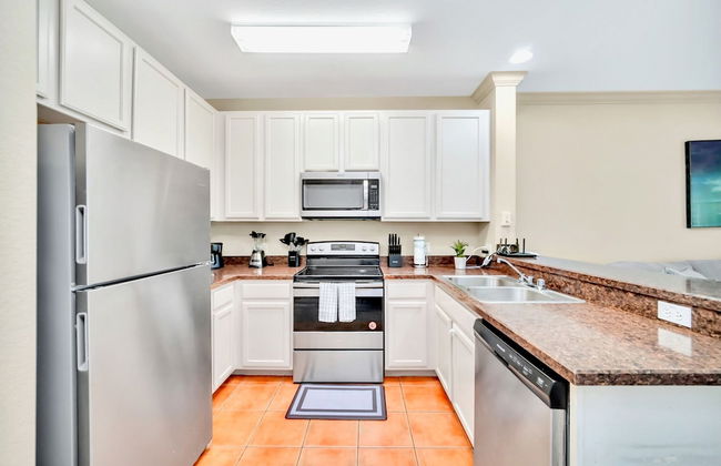 Upstay - Modern Condo w Pool Hot Tub and Sauna - Photo 14