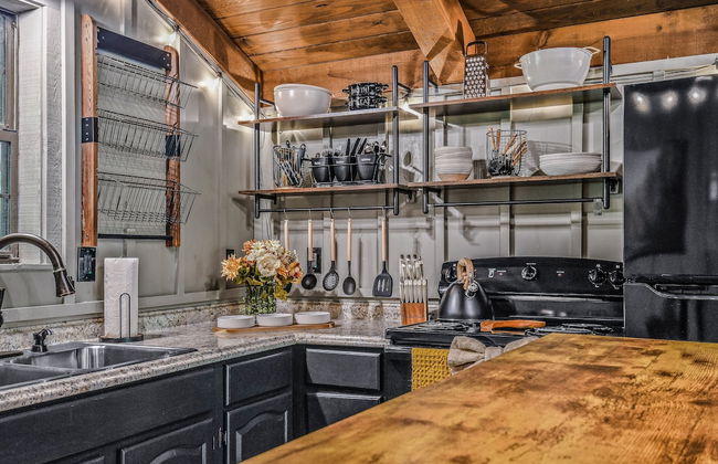 Light'n Bug Bungalow 1 Bedroom Cabin by RedAwning - Photo 6