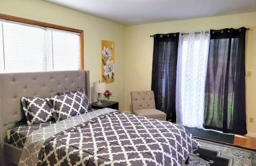 Nice big house with parking, king bed, yard - Foto 6