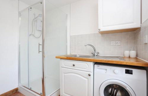 JOIVY Greenknowes Farmhouse with Hot Tub and Bar - Photo 29