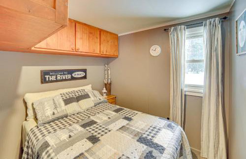 Ice Fish and Snowmobile Riverfront Manistique Cabin - Foto 16