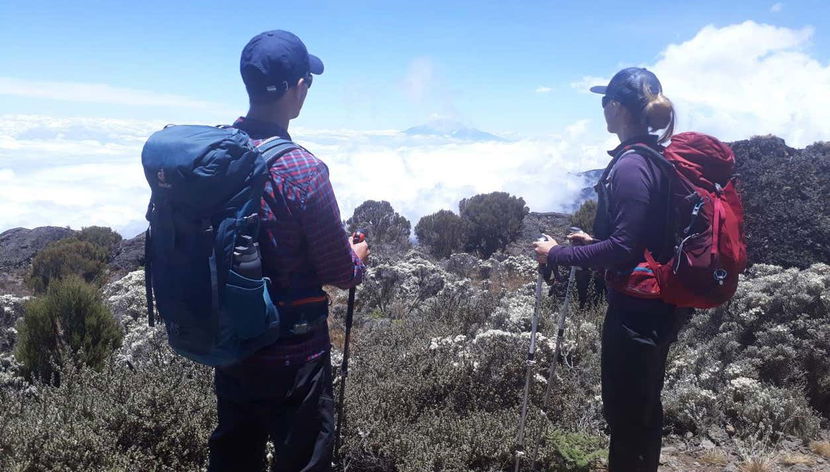 Ruta privada de trekking por el Monte Kenia - Foto 2, Dos personas en la cima del Monte Kenia