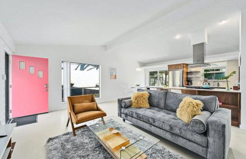 The Guava Door - Cheerful Mid-Century - big yard, free parking - Foto 1