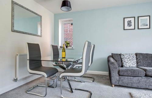 Beautiful and comfortable home away from home with free parking, fast wifi and white crisp hotel standard linen hosted by Our Home Short Stays - Photo 4