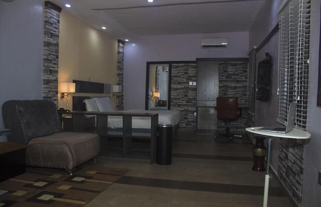 Premiership UK Suites - Photo 9