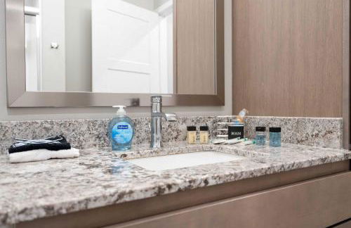 Pool & Fitness Room Near University Park - Covered Parking - Foto 7