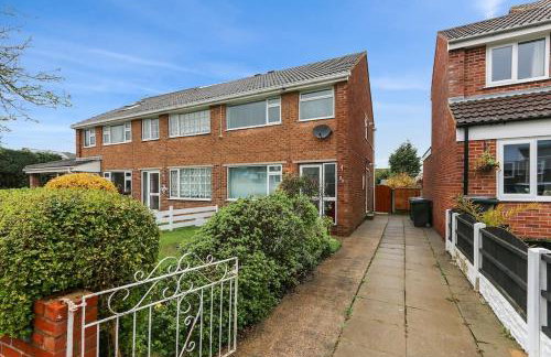 Superb 3 bed house, homely comforts close to supermarkets, with private parking on gated premise - Photo 43