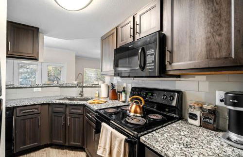 Upscale City Apartment with Pool , Fitness Center - Foto 12