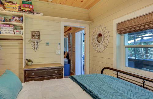 Lakefront Cottage with Dock, Hot Tub and Fire Pit - Foto 17