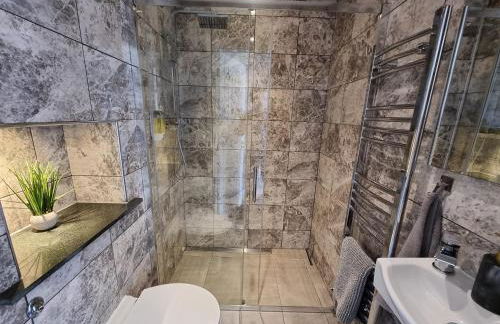 Crown Meadow - 4 Bedroom House - Heathrow - ExcellentStays - Photo 14