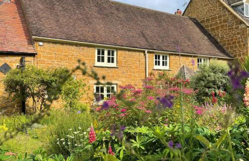 Cotswolds Cottage Ilmington with Wood Burning Stove & BBQ - pet friendly - Foto 1