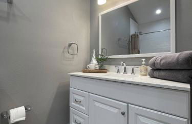 Airy Modern 2BR/2BA - Parking + Laundry + Sleep 6 - Foto 6