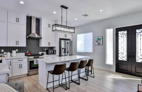 H&H New Built 2023 Hidden Gem Heart of OC 3 Queen Beds - Foto 1