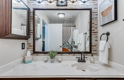 Pool & Spa! Whimsical Heart of The Woodlands - Foto 8