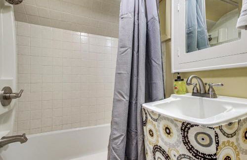 Lavish House with Patio - 2 Blocks to Green Lake! - Foto 24