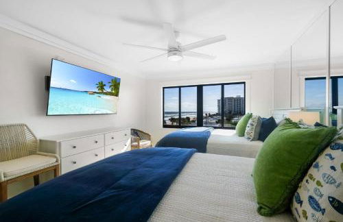 Luxury direct oceanfront corner with large private balcony, heated pool and garage - Photo 37