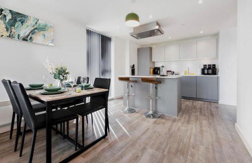 Stylish Skyline Apartment - 2 Bed, 2 Bath, Gym, Concierge in City Centre - Foto 1