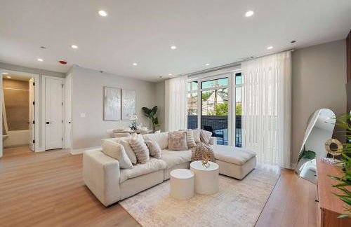 Modern Condo by Med District with Parking & Laundry - Foto 17