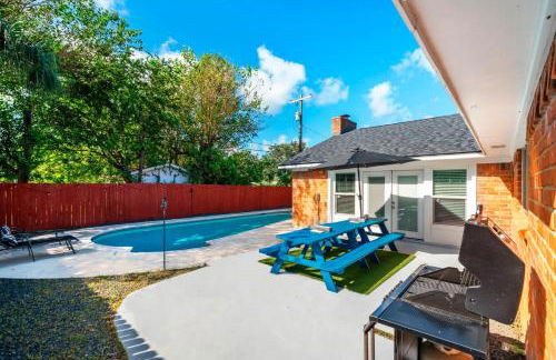 Amazing 4BR 2BA Winter Home with Pool & Game-Movie Room - Foto 41