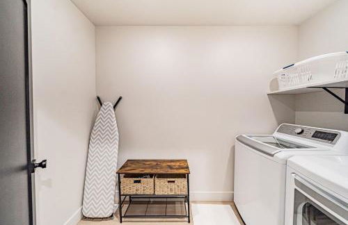 Stylish Townhome Walkable Garage - Foto 35