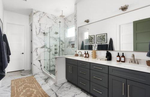 Heated Pool, Game Room, Outdoor Movies, Mins to Downtown, Sleeps 14 - Foto 5