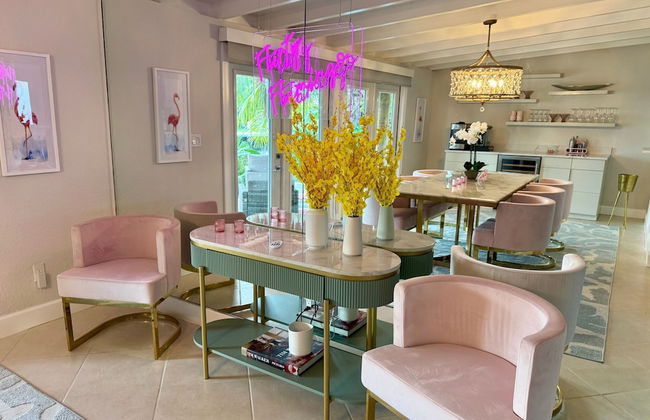 Flirty Flamingo Colorful Waterfront Escape w Pool - Foto 6