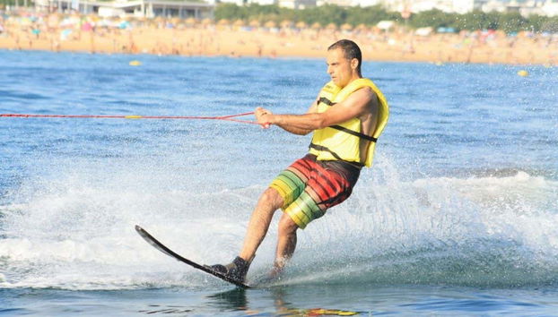 Practicando esquí acuático