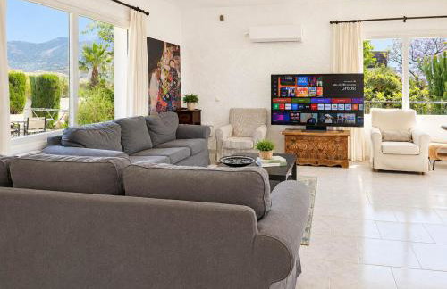 Villa with private pool & outdoor kitchen - Photo 12