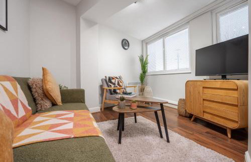 Cozy Waterfront Apartment - Free Parking & Wi-Fi - Photo 3