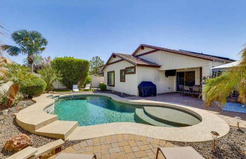 4 Mi to Luke AFB Family Home with Pool and Hot Tub - Foto 1