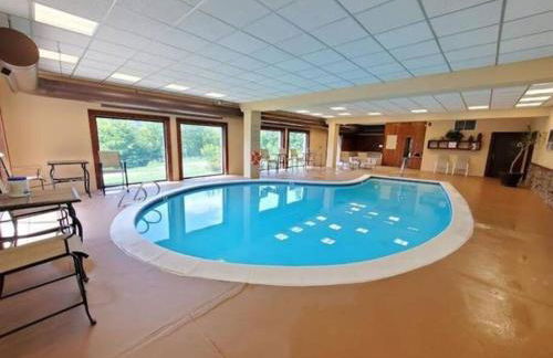 Mt Snow Condo with Pool Mountain Views Half Mile to Mtn - Photo 14