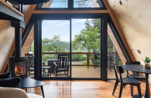 Designer A-Frame Treehouse with hot tub on river - Foto 11