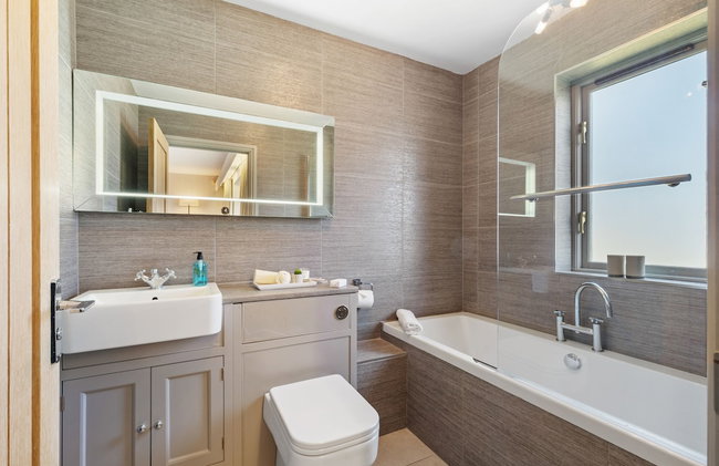 Oaktree Lodge - Luxury Cottage, Hot Tub, Sea Views - Foto 99