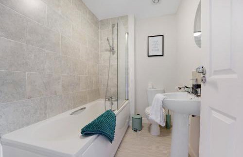 NEW! Stylish 2-Bed Home by Stay With Us, Ideal for Families, Sleeps 4! - Foto 15