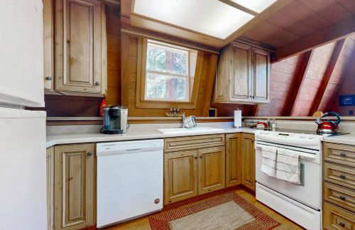 Sierra Nevada Hideaway Cabin with Deck, Mtn Views - Foto 7