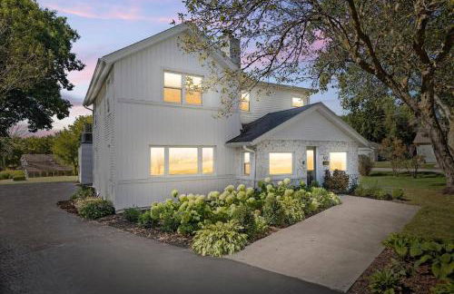 Luxury Lakeview Stay | Main&Guest House, Sleeps 10 - Foto 45