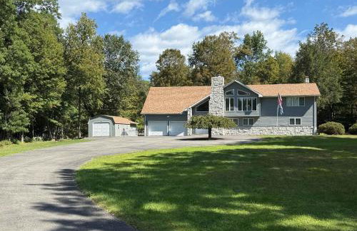 Modern Catskills Retreat with Creek & Fire Pit - Foto 1