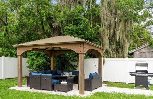 Adventure Awaits in Tampa Bay with Beautiful Decor 4BR with Backyard Oasis Near Busch Gardens & Adventure Island - Foto 40