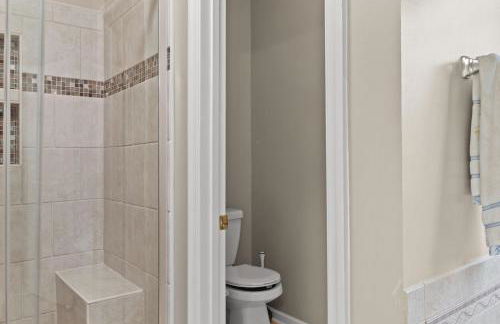 Private Fenced Yard • Sleeps 10 • Mins to Malls - Foto 19